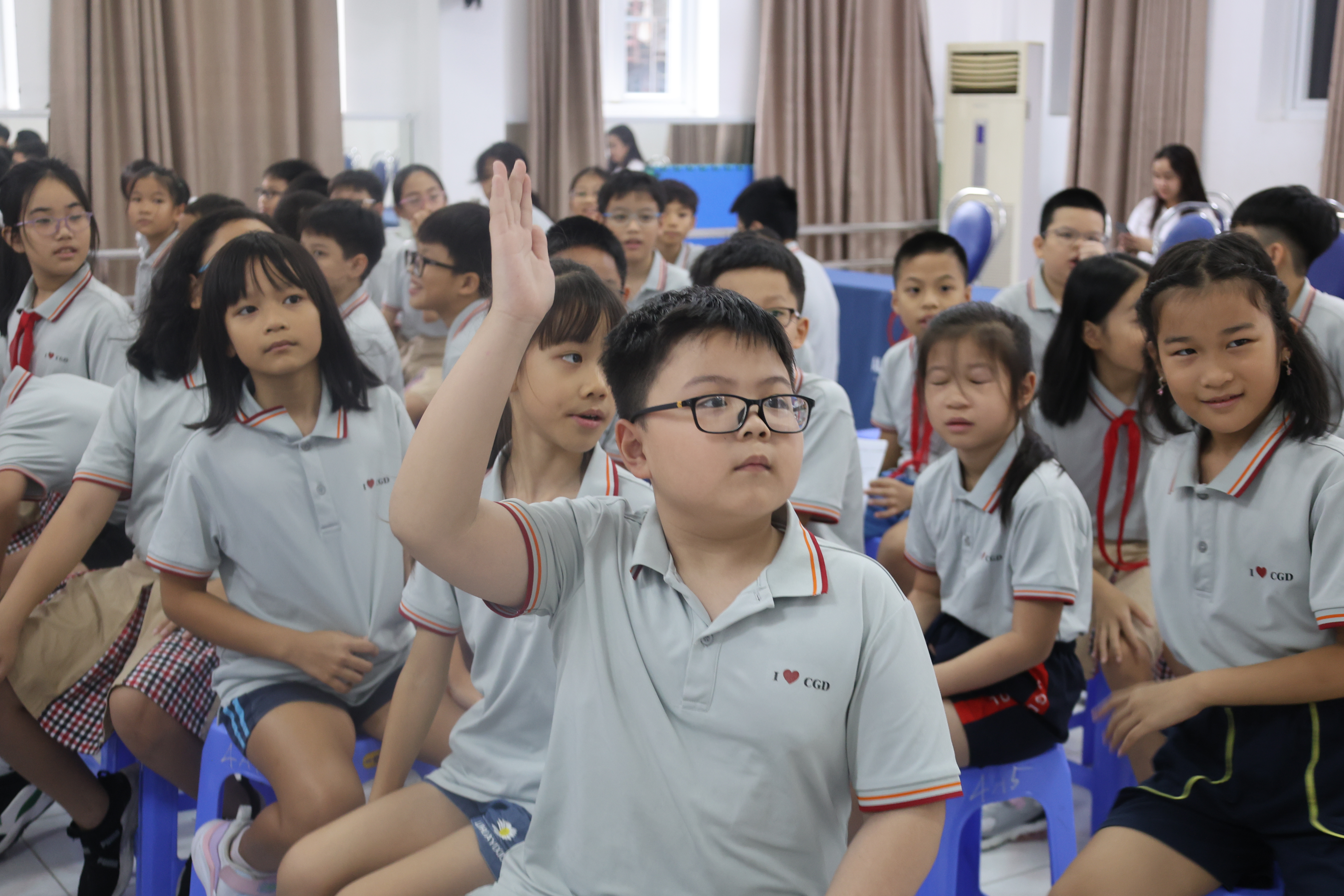 Các bạn nhỏ Alpha Schools CGD hào hứng đặt câu hỏi cho Mr.Peter Murray